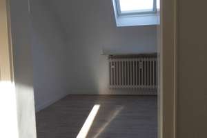Helle, freundliche 3-Zi-DG-Wohnung im 2.OG; ca. 78 qm in 4 Parteien-Haus, KA-Waldstadt – Waldenburgerstr. 7, 76139 Waldstadt, Karlsruhe – Vorschaubild 3