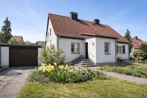 + ESDI + Charmante Doppelhaushälfte mit Wintergarten, Garage & Garten – ideal für kleine Familien