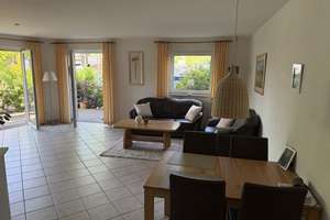 Gepflegte 2,5-Zimmer-Wohnung in Oberhausen mit 100 qm Garten und Tiefgaragenstellplatz