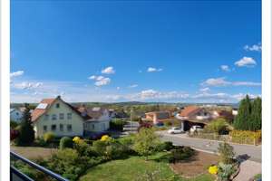 Topausstattung mit traumhafter Aussicht: PV, Speicher, separates Apartment, Ausblick uvm. – Die vollständige Adresse der Immobilie erhältst du vom Anbieter., 96269 Großheirath – Vorschaubild 3