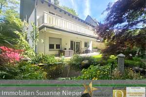 Besonderes Wohngefühl im Split-Level-Stil. Freistehendes Einfamilienhaus mit Einliegerwohnung in ruh