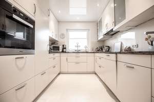 Winkelbungalow Delkenheim: 130 m² Wohnfl + voll ausgebauter Keller – bis ~190 m² fürs Wohnen nutzbar – Die vollständige Adresse der Immobilie erhältst du vom Anbieter., 65205 Delkenheim, Wiesbaden – Vorschaubild 9