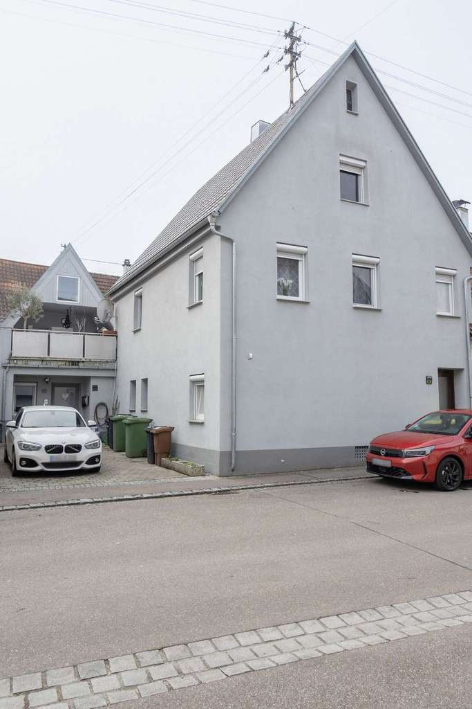Immobilie in Walheim - Familienfreundliches Einfamilienhaus in Walheim mit Einliegerwohnung & großzügiger Dachterrasse - Bild 1