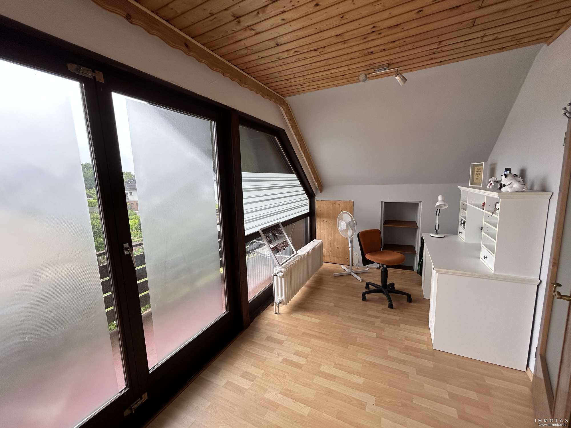 Immobilie in Riedelberg - Schönes Einfamilienhaus (Massa-Fertighaus) mit Doppelgarage und Garten - Bild 3