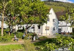 Außenansicht mit kleinem Park