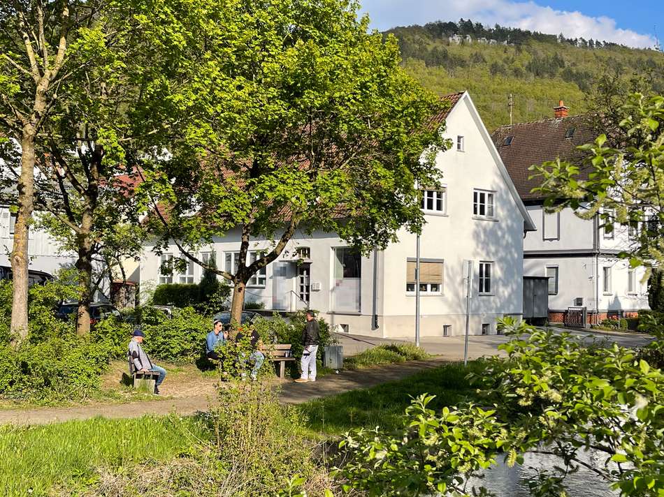 Außenansicht mit kleinem Park