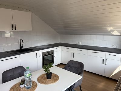 Helle, hochwertig renovierte Wohnung mit Panoramablick, großem Balkon & Doppelgarage
