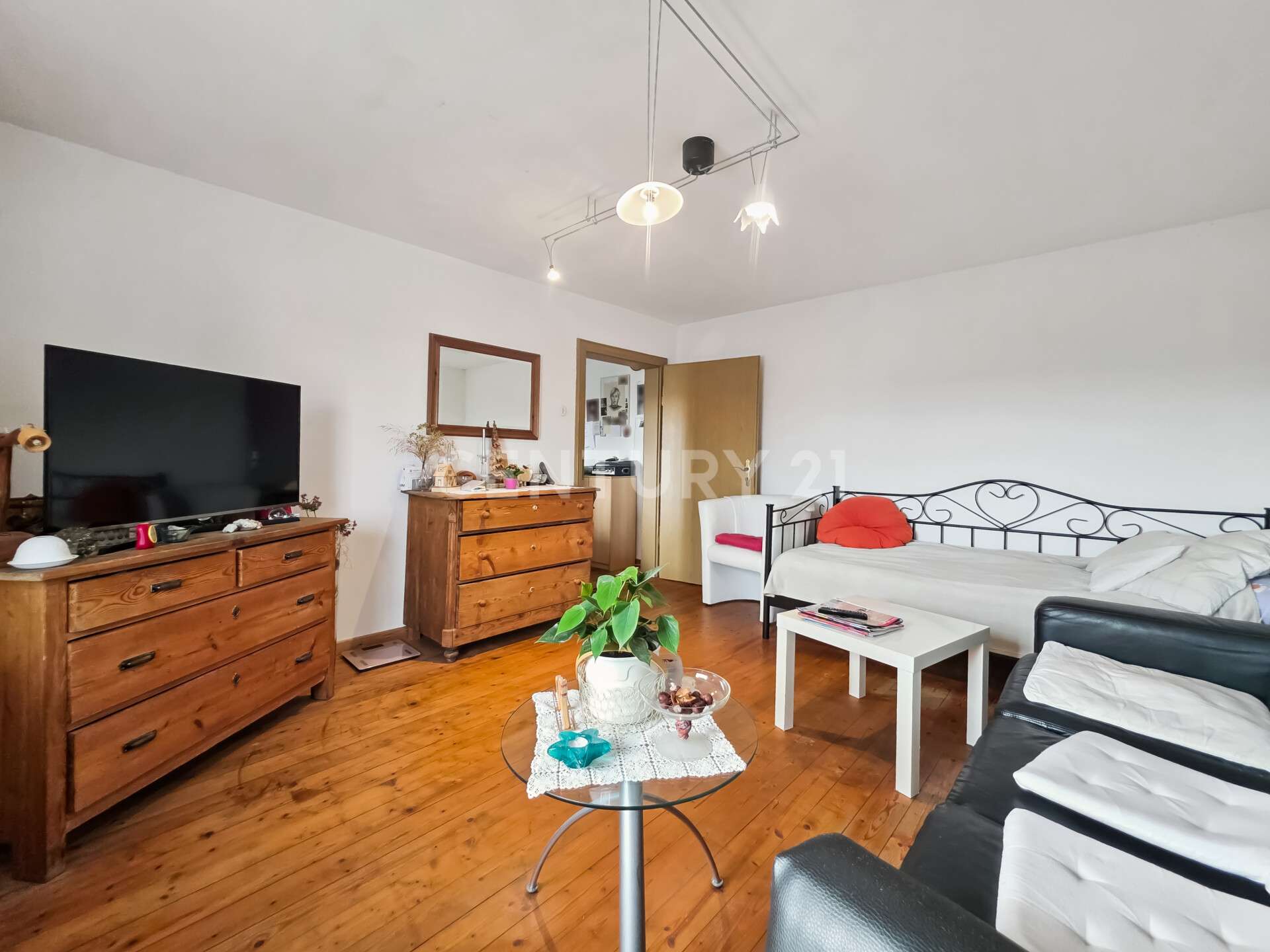 Immobilie in Palling - Zentral gelegenes Einfamilienhaus in Hanglage mit Sanierungsbedarf - Bild 0