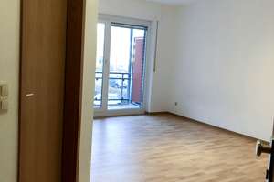Klein, aber fein: 1-Zimmer-Wohnung im 1. OG mit Küchenzeile, Balkon und Stellplatz, für Singles