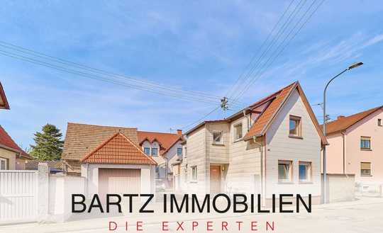 Wohnen & Vermieten: Haus-Ensemble mit zwei Wohnhäusern, großem Garten & freiem Feldblick