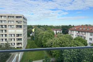 Helle, lichtdurchflutete 3-Zimmer Wohnung mit Ausblick ins Grüne – Martha-Näbauer-Platz 12, 80997 Allach, München – Vorschaubild 1