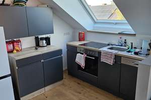 2 Zimmer Dachgeschoss Wohnung wie neu zu mieten 