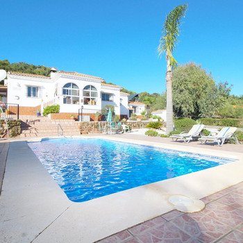 FABELHAFTE FREISTEHENDE VILLA AUF STÄDTISCHEM GRUNDSTÜCK. ALMOGÍA. MALAGA