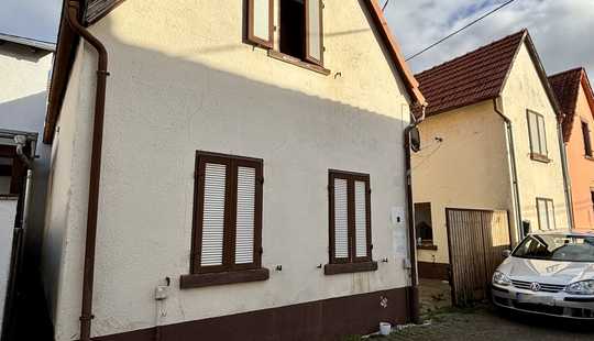 Bild von Kleines Einfamilienhaus mit zwei separaten Wohneinheiten und Innenhof