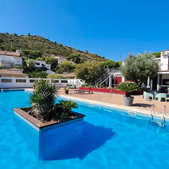 Luxusvilla mit Pool und 2 Apartments in der Urbanisation Sant Miquel