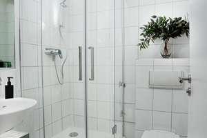 Großzügiges Mehrgenerationenhaus mit 4 Wohnbereichen und Indoor-Pool – Die vollständige Adresse der Immobilie erhältst du vom Anbieter., 12349 Buckow, Berlin – Vorschaubild 19