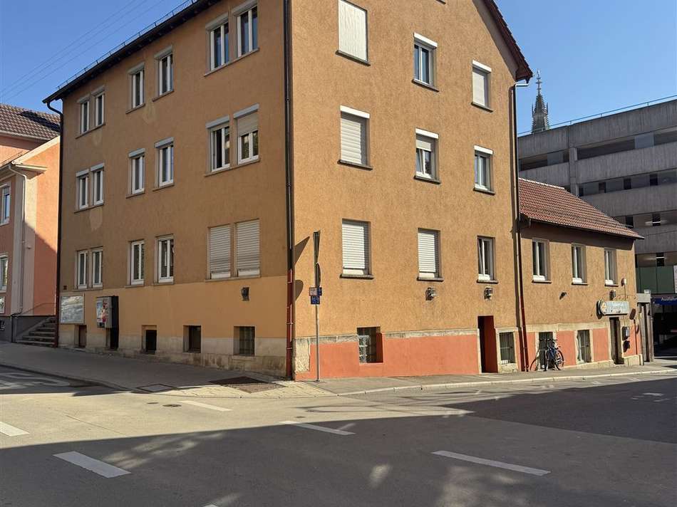 Eckhaus mit Nebengebäude und