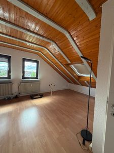 2,5-Zimmer-Dachgeschosswohnung – frisch renoviert, neue EBK & ruhige Wohnlage in Dreieich-Offenthal