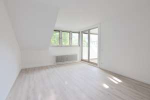 Charmante,   2 Zimmer  Dachgeschoss - Wohnung mit Balkon