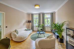Möbliert: Stilvolle, neuwertig möblierte Wohnung mit Balkon zum Hof