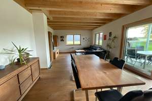 Handwerkskunst vom feinsten, Edles Holzhaus, 191 m² Wfl, 1980 m² Grundstück, kurzfristig frei! – Die vollständige Adresse der Immobilie erhältst du vom Anbieter., 86860 Jengen – Vorschaubild 3