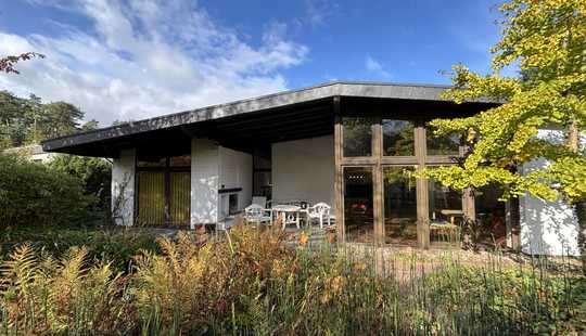 Bild von Großzügiges Architektenhaus mit Kamin und japanischem Wassergarten