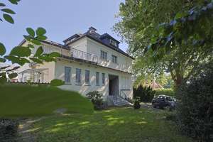 Freistehende Villa als Zweifamilienhaus mit Doppelgarage und separatem Gartengebäude in Ohligs.