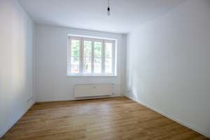 Für Stadtliebhaber: 2-Zimmer-Wohnung mit Balkon und modernem Tageslichtbad nahe Boxhagener Platz – Simplonstraße 53a, 10245 Friedrichshain, Berlin – Vorschaubild 1