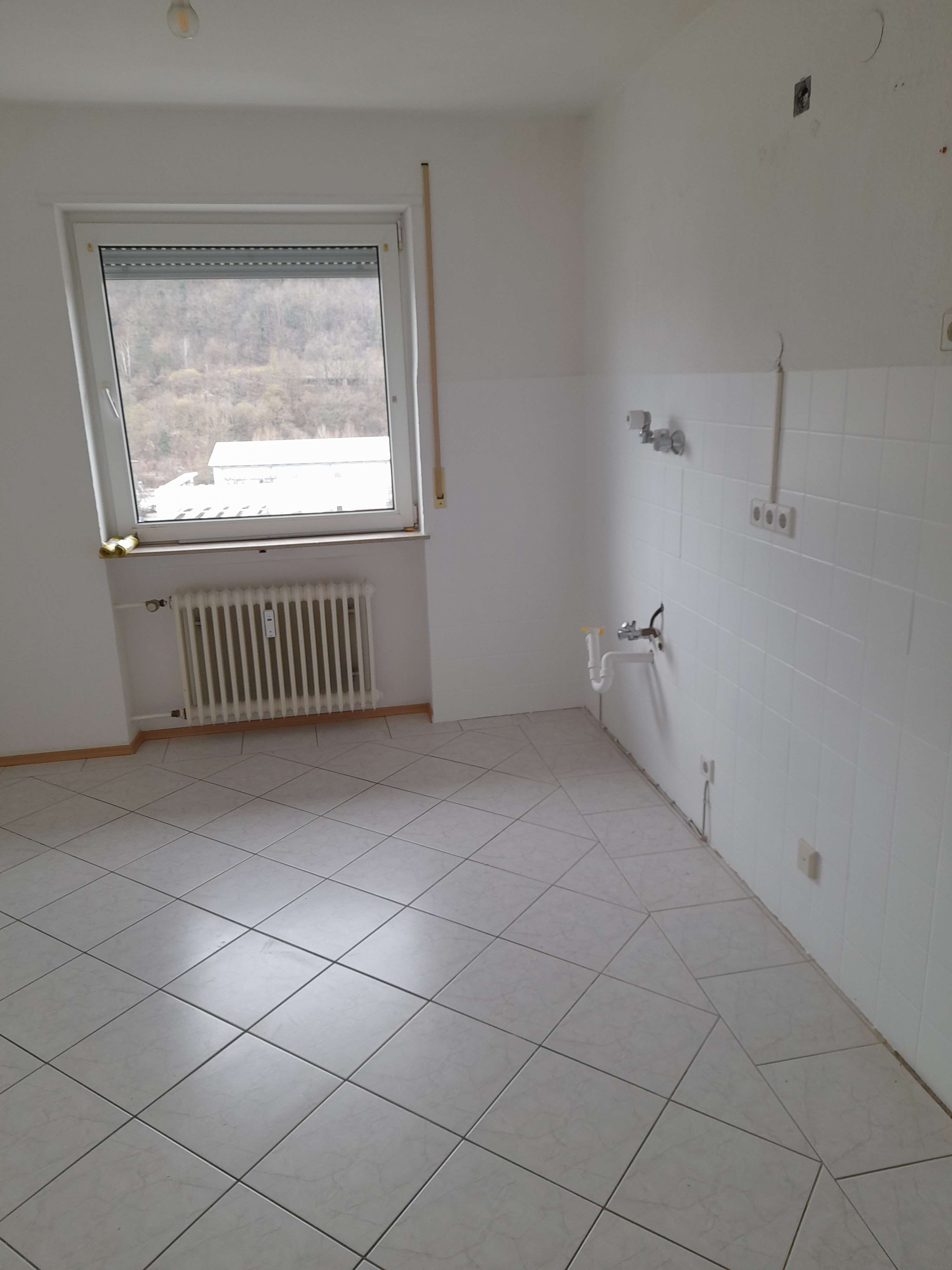 Immobilie in Annweiler am Trifels - Annweiler am Trifels, gepflegte 3 ZKB-ETW, mit Balkon, preiswert - Bild 1