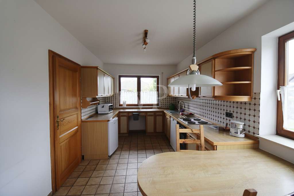 Immobilie in Wassertrüdingen - Freistehendes Einfamilienhaus mit Einliegerwohnung und eingewachsenen Garten in ruhiger Wohnlage - Bild 3