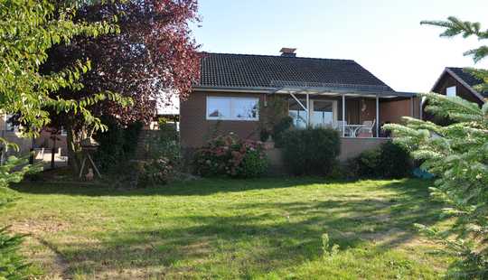 Bild von Bungalow mit Vollkeller, 2 x Garage, Großcarport und Klimaanlage in Peine-Woltorf