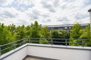 Charmante 3-Zimmer-Dachterrassenwohnung mit Stellplatz in München-Bogenhausen – Spilhofstraße 10, 81927 Oberföhring, München – Vorschaubild 2