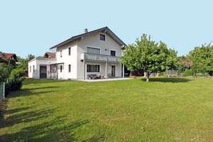 Zweifamilienhaus mit Platz für Handwerk oder Hobby – Die vollständige Adresse der Immobilie erhältst du vom Anbieter., 83128 Halfing – Vorschaubild 1