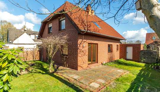 Bild von Junges Einfamilienhaus auf einem Hintergrundstück mit Garage