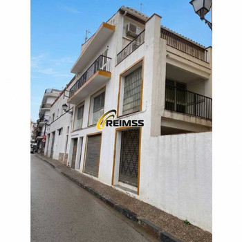 Dorfhaus mit Geschäftsräumen und Parkplatz mit großem Potenzial im Zentrum von Tossa de Mar 180 m vo
