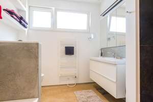 Ein- bis Dreifamilienhaus im Bauhausstil im Zentrum von Langenfeld * Baujahr 2020 * ca. 295 m² Wfl. – Die vollständige Adresse der Immobilie erhältst du vom Anbieter., 40764 Langenfeld (Rheinland) – Vorschaubild 13