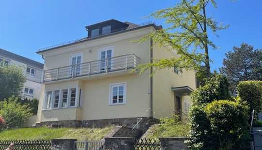 Bild von großzügiges Zweifamilienhaus seitlich Biebricher Allee