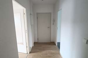 Helle 2-Zi. mit EBK, Wanne & Laminat in ruhiger Lage! 