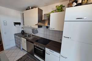 Wohnen im DG - frei ab 1.4.26  - zzgl. EBK *** Küche mit Balkon - Bad mit Fenster – Orthstraße 17, 9131 Hilbersdorf, Chemnitz – Vorschaubild 3