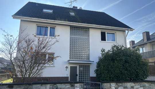 Bild von Gepflegtes, vollvermietetes Dreifamilienhaus mit Garagen und großem Hof.