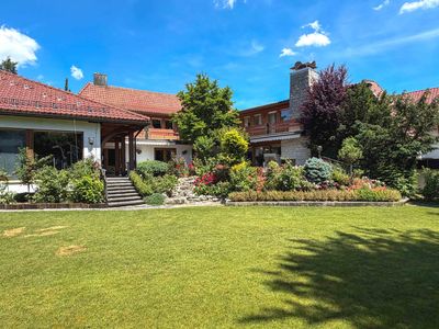 EXKLUSIVES WOHNANWESEN MIT GARTENPARK IN TOPLAGE