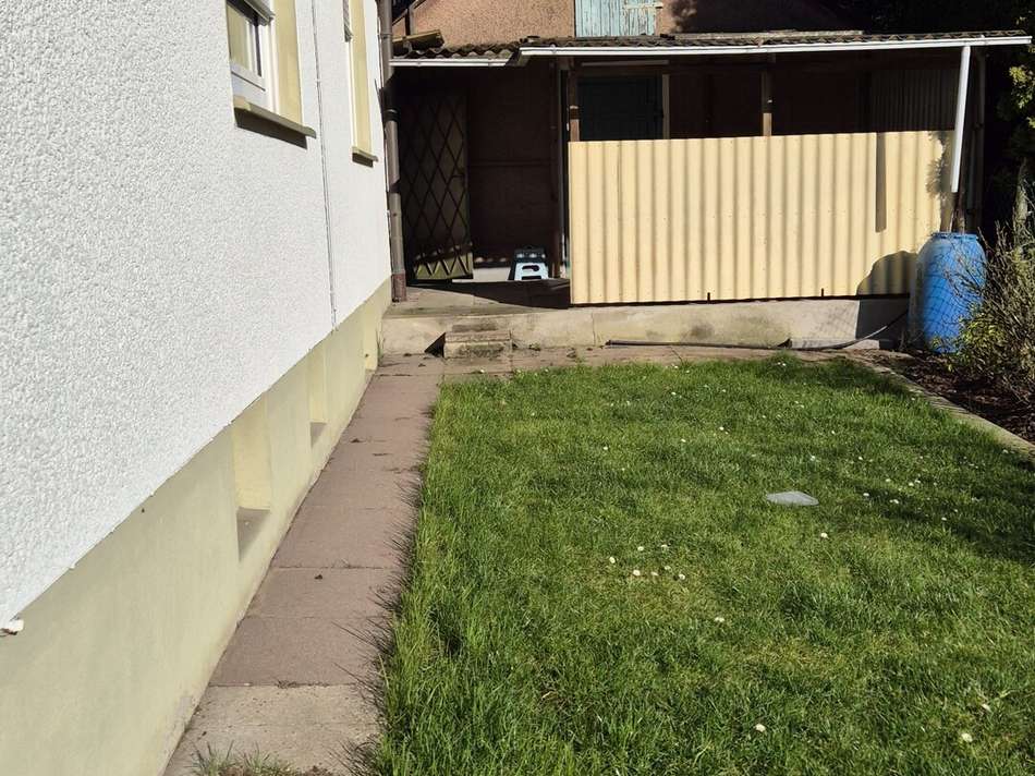 Blick zur Garage/Geräteraum