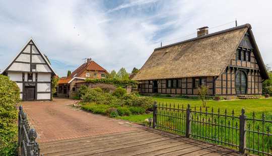 Bild von Naturnahes Fachwerkhaus auf liebevollem Grundstück mit Spieker, Carport u. Pergola