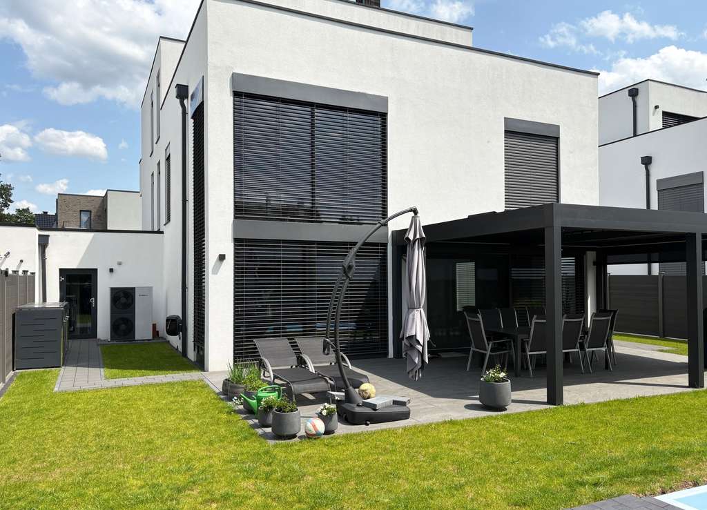 elegante Stadtvilla (Baujahr 2021) mit großer Garage und Einliegerwohnung in ruhiger Lage – Herford