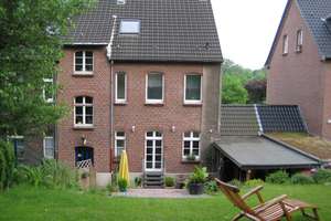 Charmante Doppelhaushälfte mit großem Garten, Terrasse, Carport in ruhiger Sackgassenlage