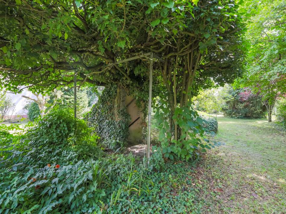 Bunker-Zugang im Garten