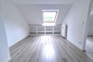 Ein Rückzugsort hoch oben – Dachwohnung mit Charme / A retreat up high – charming top-floor apartmen – Gartsträucherstraße 92, 47137 Untermeiderich, Duisburg – Vorschaubild 17