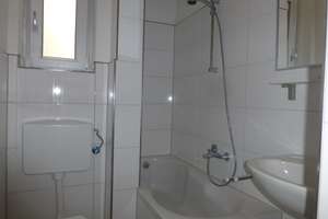 Komplett sanierte Altbauwohnung mit Tageslichtbad und Dielenböden in ruhigem Hinterhaus!