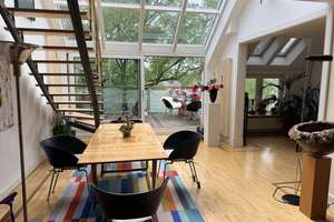 Sonnige Atelierwohnung mit großem Fensterelement