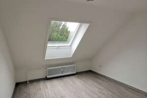 Frisch renovierte 2-Zi.-DG-Whg. mit neuem Boden und Balkon – Kleine Hakenstr. 6 a, 42283 Barmen, Wuppertal – Vorschaubild 3